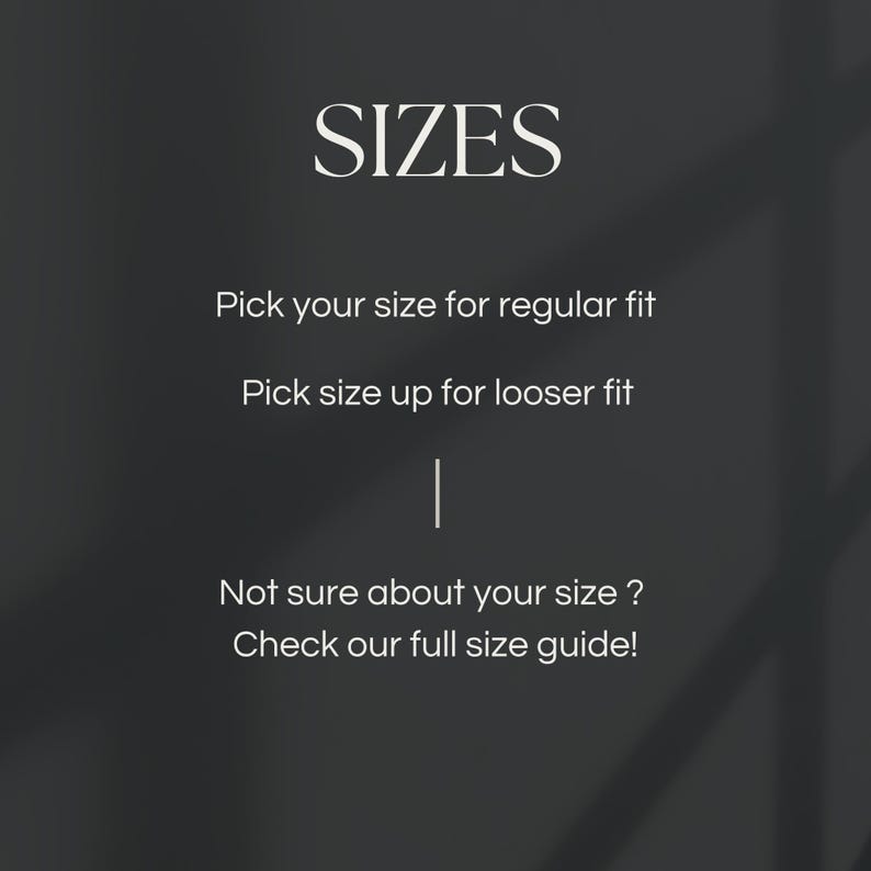Puede incluir: Imagen con la palabra "SIZES" en la parte superior, seguida del texto "Elige tu talla para un ajuste normal" y "Elige una talla m&aacute;s para un ajuste m&aacute;s holgado". Debajo est&aacute; el texto "&iquest;No est&aacute;s seguro de tu talla? &iexcl;Consulta nuestra gu&iacute;a de tallas completa!"