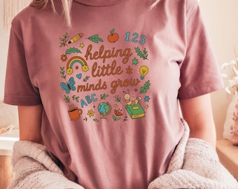 Camiseta "Ayudando a las pequeñas mentes a crecer", camiseta de colores cómodos, camiseta preescolar, camiseta para el personal de jardín de infantes, regalo para maestros de regreso a clases, camiseta linda para maestros