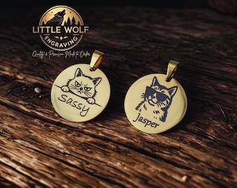 Peut inclure: Deux médailles dorées pour animaux de compagnie avec des motifs de chats gravés. L'une porte l'inscription "Sassy" et représente un chat grincheux, l'autre "Jasper" et montre un chat portant des lunettes de soleil. Les médailles ont une boucle pour l'attache.