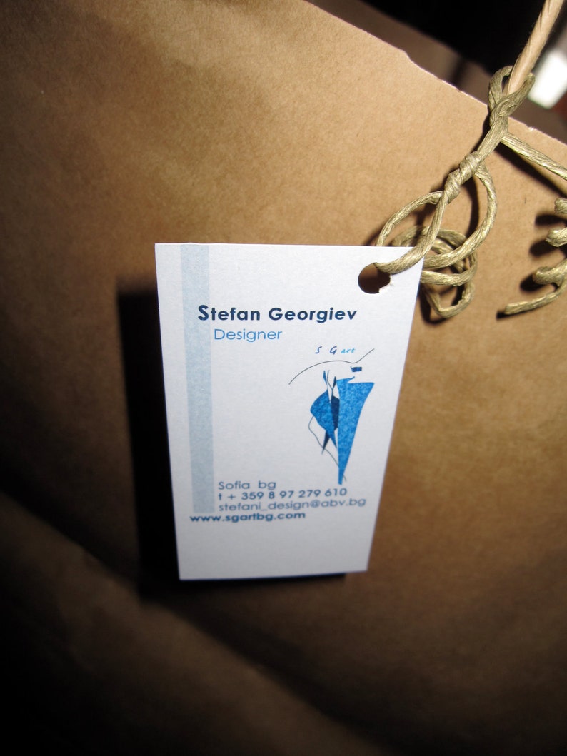 Peut inclure: Une carte de visite blanche avec du texte bleu et un graphique bleu. Le texte indique "Stefan Georgiev Designer S Gart Sofia bg 1 + 359 8 97 279 610 stefani_design@abv.bg www.sgartbg.com"