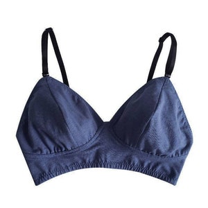 Peut inclure: Un soutien-gorge bleu en forme de triangle avec des bretelles réglables. Le soutien-gorge est fait d'un tissu doux et extensible.