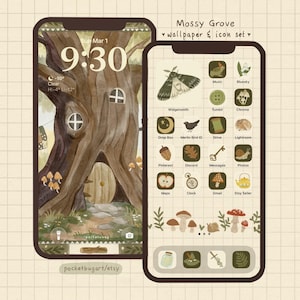 Puede incluir: Un conjunto digital de fondos de pantalla e iconos para un teléfono inteligente, con un tema de bosque caprichoso. La pantalla de bloqueo muestra un árbol con una puerta, mientras que la pantalla de inicio muestra iconos de aplicaciones temáticas, una polilla y el texto "Mossy Grove".