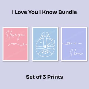 Peut inclure: Ensemble de 3 impressions avec le texte "I Love You I Know Bundle". Les impressions présentent un schéma de couleurs rose, bleu et violet. La première impression dit "I love you" en cursive. La deuxième impression a un design de vaisseau spatial blanc. La troisième impression dit "I know."