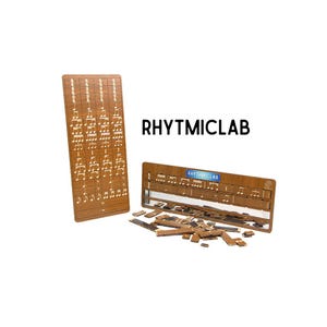 Peut inclure: Puzzle de rythme musical en bois avec le texte "RHYTMICLAB". Le puzzle comprend une planche verticale avec des notes de musique, une planche horizontale et plusieurs pièces en bois. Les planches et les pièces sont de couleur marron clair.