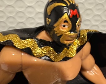 Figura de Luchador Mexicano – Mil Máscaras – 7” Hecho a Mano – Coleccionable de Lucha Libre