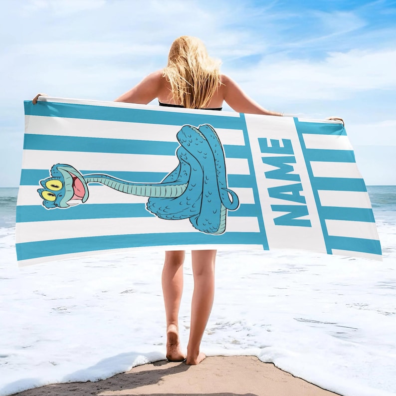 Może przedstawiać: Zestaw trzech ceramicznych kubk&oacute;w z nakrapianym, matowym wykończeniem. Kubki są w odcieniach kremowym, jasnoszarym i ciemnoszarym. Każdy kubek ma prosty, minimalistyczny design, idealny do kawy lub herbaty.