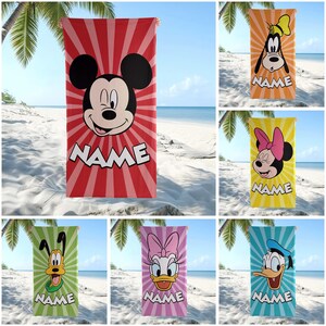 Puede incluir: Una colecci&oacute;n de toallas de playa rectangulares con varios personajes de Disney, incluidos Mickey Mouse, Goofy, Minnie Mouse, Pluto, Daisy Duck y Donald Duck. Cada toalla tiene un patr&oacute;n de fondo de rayos de sol y la palabra NAME impresa.