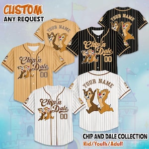 Op de afbeelding: Honkbalshirts in verschillende kleuren, waaronder bruin, zwart en wit, met Chip en Dale-afbeeldingen. De shirts hebben gestreepte en effen ontwerpen, met de tekst "Chip 'n Dale" en "Your Name". De collectie is voor kinderen, jongeren en volwassenen.