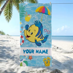 Puede incluir: Una toalla de playa rectangular con fondo de agua azul claro, un pez de dibujos animados amarillo y azul, una sombrilla colorida, una bebida de pi&ntilde;a, un salvavidas, gafas de sol, una pelota de playa, chanclas y el texto YOUR NAME.