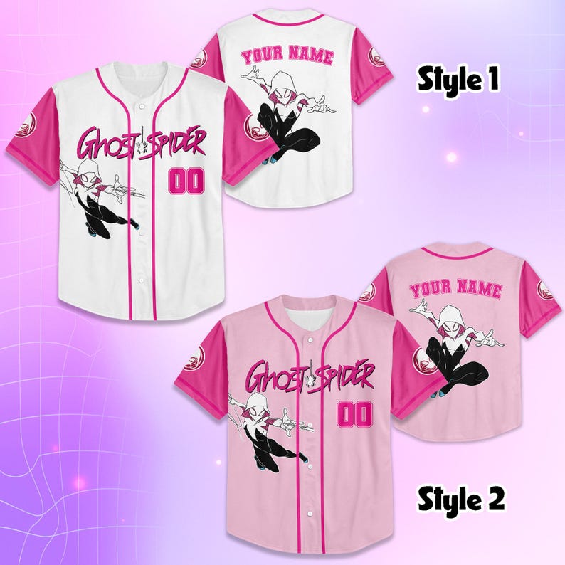 Op de afbeelding: Twee honkbalshirts, &eacute;&eacute;n wit en &eacute;&eacute;n roze, met een Ghost Spider-afbeelding. Het witte shirt heeft roze mouwen en biezen, terwijl het roze shirt witte mouwen en biezen heeft. Beide shirts tonen "Ghost Spider" en het nummer "00". De achterkant van elk shirt heeft de tekst "YOUR NAME".