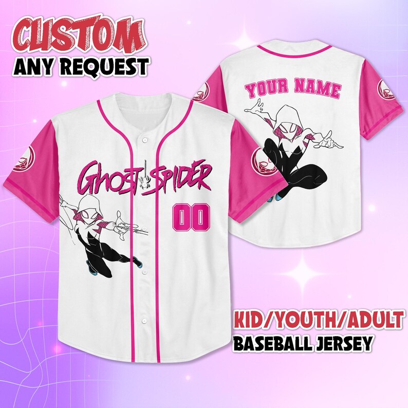 Op de afbeelding: Wit honkbalshirt met roze mouwen en bies. Voorzien van een Ghost Spider-afbeelding op de voor- en achterkant, met de tekst "YOUR NAME" op de achterkant. De voorkant toont ook het nummer "00". Het shirt is verkrijgbaar in kinder-, jeugd- en volwassen maten.