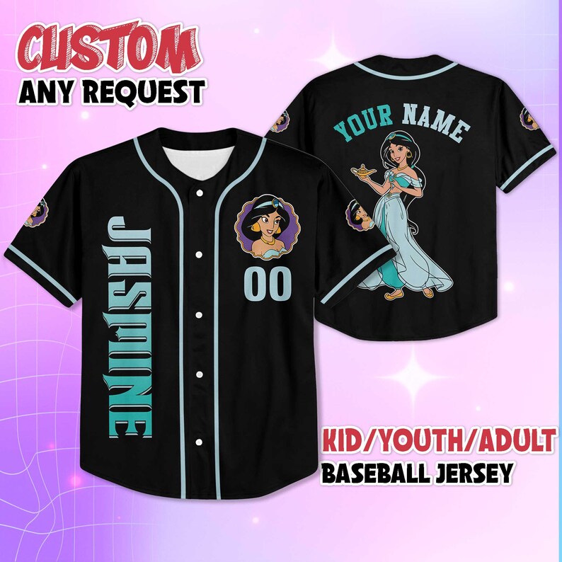 K&ouml;nnte beinhalten: Schwarzes Baseball-Trikot mit einem Cartoon-Bild von Prinzessin Jasmin. Das Trikot hat den Namen "JASMINE" vertikal auf der Vorderseite und die Nummer "00". Auf der R&uuml;ckseite des Trikots steht der Text "YOUR NAME" und ein weiteres Bild von Prinzessin Jasmin.