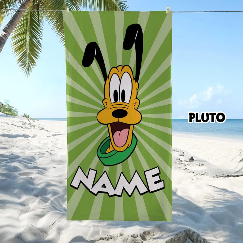 Puede incluir: Una toalla de playa rectangular con un gr&aacute;fico del personaje de dibujos animados Pluto con orejas negras, cara amarilla y collar verde. El fondo tiene rayos de sol verdes. La palabra NAME est&aacute; impresa en blanco en la parte inferior.