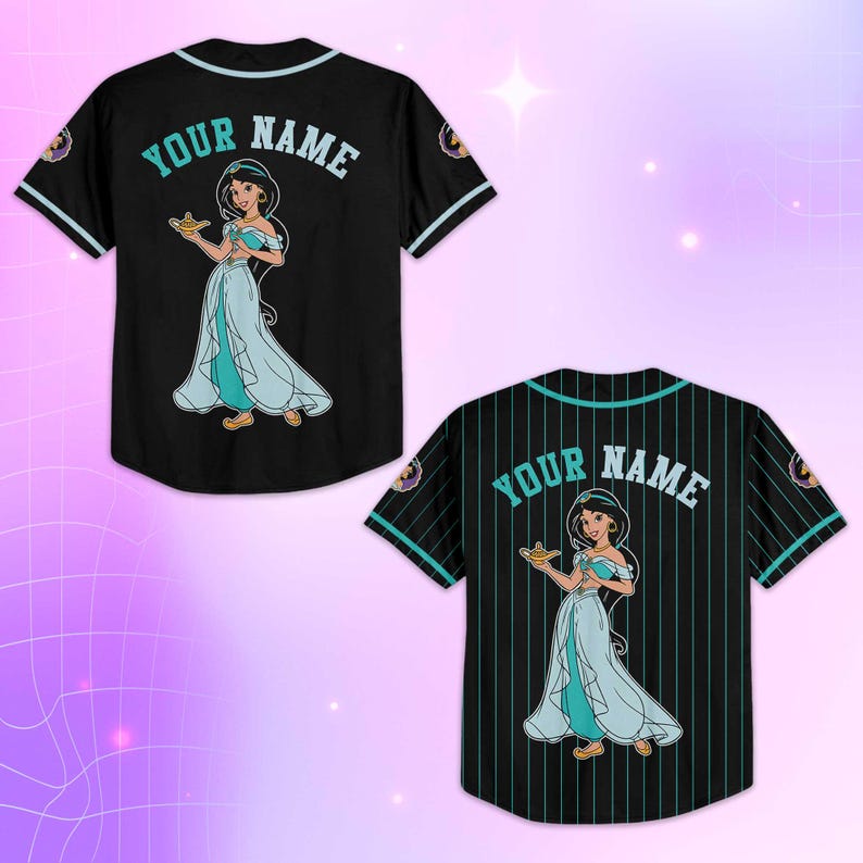 K&ouml;nnte beinhalten: Schwarzes Baseball-Trikot mit einer Cartoon-Prinzessin, die eine Lampe h&auml;lt. Das Trikot hat eine t&uuml;rkisfarbene und wei&szlig;e Einfassung, mit dem Schriftzug "YOUR NAME" &uuml;ber der Illustration. Das Trikot ist in zwei Ausf&uuml;hrungen erh&auml;ltlich, eine mit vertikalen Streifen.