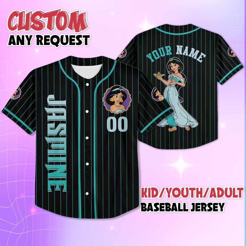 K&ouml;nnte beinhalten: Schwarzes Baseball-Trikot mit t&uuml;rkisfarbenen Nadelstreifen und Akzenten. Es zeigt ein Cartoon-Bild von Prinzessin Jasmin, den Namen "Jasmine" vertikal auf der Vorderseite und den Text "CUSTOM ANY REQUEST". Auf der R&uuml;ckseite steht "YOUR NAME" und ein weiteres Jasmin-Bild.