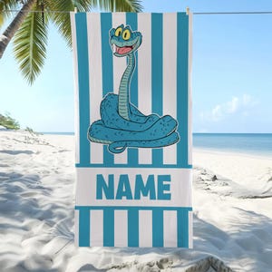 Może przedstawiać: Rustykalny drewniany znak z napisem "Welcome to our home" w stylu ręcznym. Znak ma postarzaną powierzchnię i prosty, zachęcający design, idealny na ganek lub do wejścia.