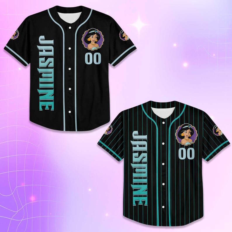 K&ouml;nnte beinhalten: Zwei schwarze Baseball-Trikots mit dem Namen "JASMINE" in T&uuml;rkis auf der Vorderseite. Eines hat einen einfarbigen schwarzen Hintergrund, das andere hat schwarze vertikale Streifen. Beide haben ein Cartoon-Bild von Prinzessin Jasmin und die Nummer "00".