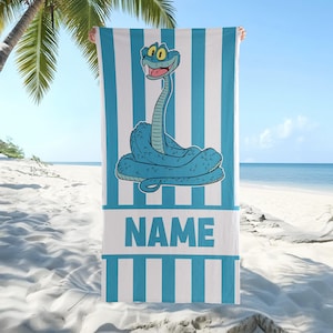 Może przedstawiać: Biały ceramiczny kubek z czarnym uchwytem i napisem "But First, Coffee" czarną, pogrubioną czcionką. Kubek stoi na białej powierzchni. Kubek ma około 10 cm wysokości.