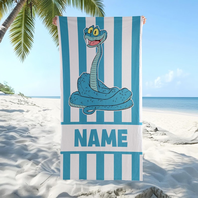 Może przedstawiać: Biały ceramiczny kubek z czarnym uchwytem i napisem "But First, Coffee" czarną, pogrubioną czcionką. Kubek stoi na białej powierzchni. Kubek ma około 10 cm wysokości.