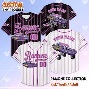 Può includere: Maglie da baseball con un design a righe viola e nere, con il nome "Ramone" e una grafica di auto dei cartoni animati. Le maglie hanno anche il testo "CUSTOM ANY REQUEST" e "YOUR NAME". La collezione è disponibile per bambini, ragazzi e adulti.
