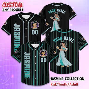 K&ouml;nnte beinhalten: Schwarze Baseball-Trikots mit t&uuml;rkisfarbenen und wei&szlig;en Akzenten. Ein Trikot zeigt den Namen "Jasmine" vertikal, andere zeigen "Your Name" und die Nummer "00". Jedes Trikot hat eine Jasmine-Grafik. Der Text "Jasmine Collection" ist ebenfalls sichtbar.