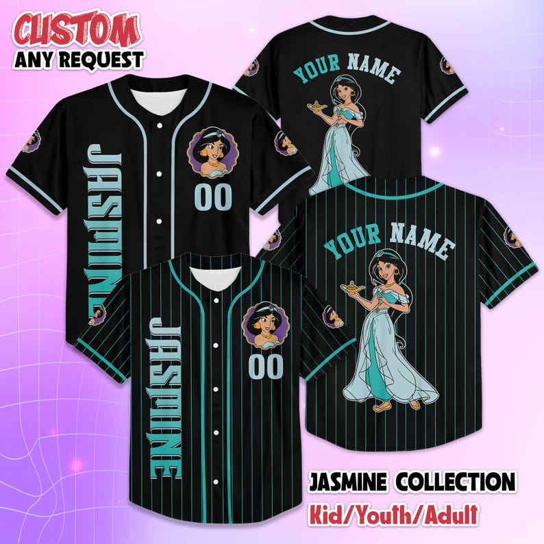 K&ouml;nnte beinhalten: Schwarze Baseball-Trikots mit t&uuml;rkisfarbenen und wei&szlig;en Akzenten. Ein Trikot zeigt den Namen "Jasmine" vertikal, andere zeigen "Your Name" und die Nummer "00". Jedes Trikot hat eine Jasmine-Grafik. Der Text "Jasmine Collection" ist ebenfalls sichtbar.