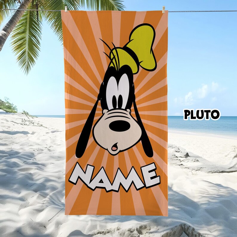 Puede incluir: Una toalla de playa rectangular con un gr&aacute;fico del personaje de dibujos animados Goofy centrado sobre un fondo de rayos de sol naranja y naranja claro. La palabra NAME est&aacute; impresa en letras blancas grandes en la parte inferior y PLUTO es visible.