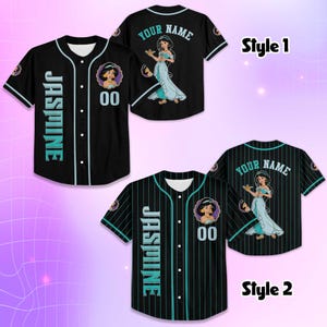 K&ouml;nnte beinhalten: Schwarzes Baseball-Trikot mit t&uuml;rkisfarbenen Akzenten, das den Namen "Jasmine" vertikal anzeigt. Das Trikot zeigt einen Prinzessinnen-Cartoon und die Nummer "00". Auf der R&uuml;ckseite steht "YOUR NAME" und eine Prinzessinnen-Grafik. Zwei Stile sind abgebildet.