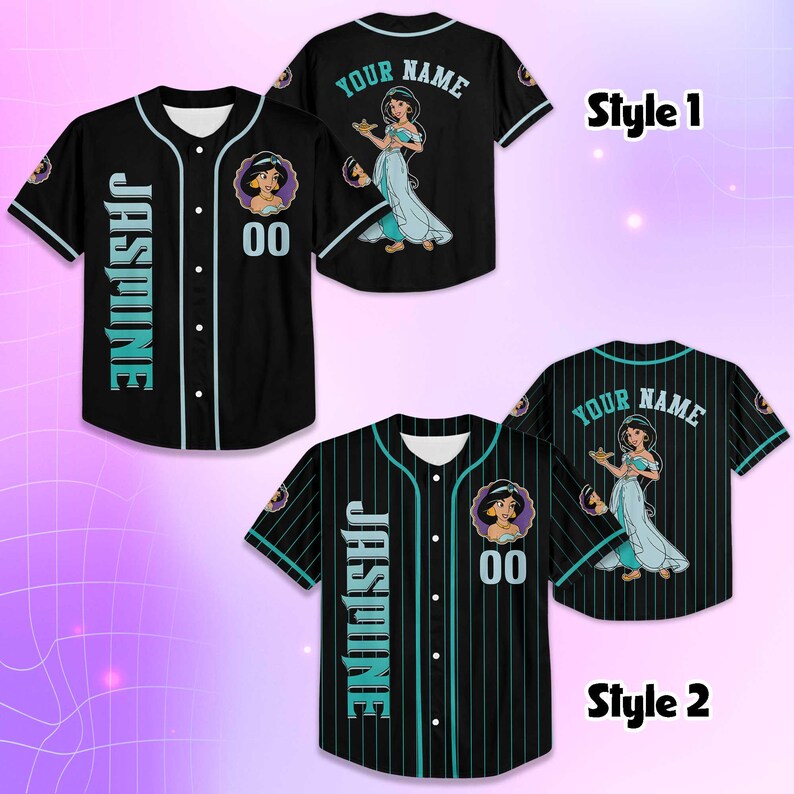 K&ouml;nnte beinhalten: Schwarzes Baseball-Trikot mit t&uuml;rkisfarbenen Akzenten, das den Namen "Jasmine" vertikal anzeigt. Das Trikot zeigt einen Prinzessinnen-Cartoon und die Nummer "00". Auf der R&uuml;ckseite steht "YOUR NAME" und eine Prinzessinnen-Grafik. Zwei Stile sind abgebildet.