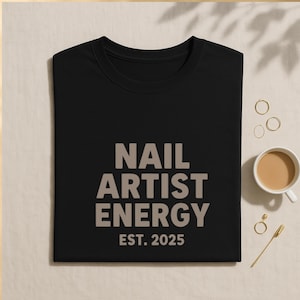 Camiseta &quot;Energía de Artista de Uñas&quot;: Regalo para Técnicos de Uñas (Est. 2025)