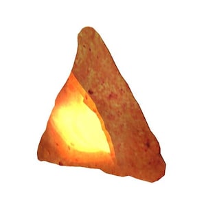 Puede incluir: Un objeto triangular, de color marrón anaranjado, con un brillo amarillo brillante que emana desde el interior. El objeto tiene una superficie texturizada y parece ser una representación estilizada de un alimento, posiblemente una tortilla chip.