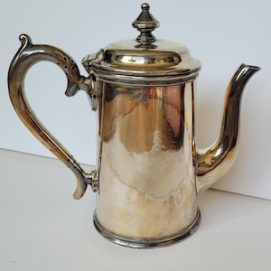 Tetera/cafetera plateada Walker & Hall, estilo eduardiano, c. 1910-1920. Número de serie: 53484A. Garantía: Soldadura en plata. 17 x 10 cm.