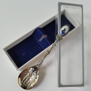 Silver-Plated Dutch Sugar Spoon - Delft Blue Stone - Night Watch - Windmill - Netherlands Souvenir - 13.5 cm - Gift or Collector Spoon