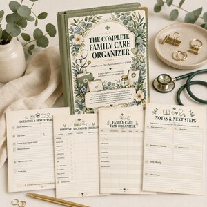 K&ouml;nnte beinhalten: Ein salbeigr&uuml;ner Hardcover-Planer mit dem Titel The Complete Family Care Organizer, floralen Illustrationen, einem Stethoskop und vier losen Bl&auml;ttern mit Abschnitten f&uuml;r Versicherungen, Dokumente, Aufgaben und Notizen auf einer neutralen Fl&auml;che.