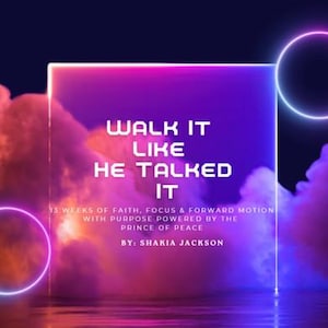 Op de afbeelding: Een digitale afbeelding met de tekst "WALK IT LIKE HE TALKED IT" in het wit, tegen een gradiëntachtergrond van paars, roze en blauw. De tekst is omgeven door een gloeiend neonframe en een neoncirkel. De afbeelding bevat ook de tekst "13 WEEKS OF FAITH, FOCUS & FORWARD MOTION WITH PURPOSE POWERED BY THE PRINCE OF PEACE BY: SHAKIA JACKSON."
