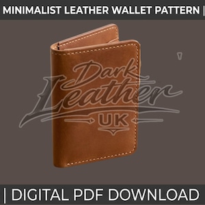 Puede incluir: Una cartera de cuero color canela con costuras visibles en los bordes. El texto MINIMALIST LEATHER WALLET PATTERN y DIGITAL PDF DOWNLOAD aparece arriba y abajo, con un logotipo de Dark Leather UK superpuesto en el centro de la cartera.