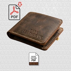 Op de afbeelding: Een donkerbruine leren portemonnee met zichtbare stiksels langs de randen en de in reliëf aangebrachte tekst DARK LEATHER UK. De afbeelding bevat een PDF-pictogram met een pijl naar beneden en een digitaal PDF-patroonpictogram voor download.