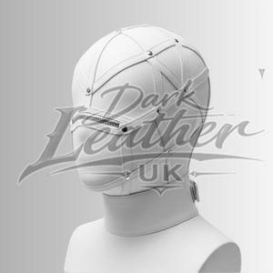 Könnte beinhalten: Eine weiße Lederhaube mit Reißverschluss im Mundbereich und Nieten. Die Haube bedeckt den gesamten Kopf und Hals, mit einem Riemen, der hinten befestigt wird. Der Text "Dark Leather UK" ist sichtbar.