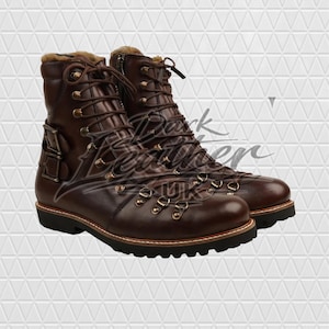 Peut inclure: Une paire de bottes en cuir marron foncé avec un laçage frontal doté d'œillets en laiton, deux boucles latérales, une fermeture éclair sur le côté et une épaisse semelle crantée noire. L'intérieur est doublé de fausse fourrure beige.