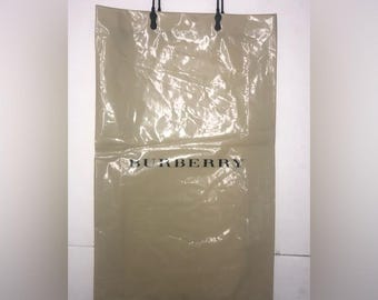 Bolsa de compras vintage Burberry de plástico de 19x11 pulgadas.