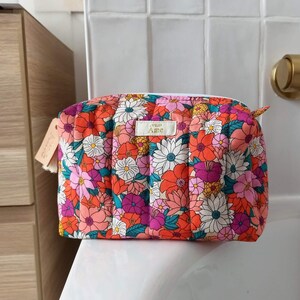 Trousse carrée matelassée fleurie et multicolore rose blanc orange