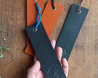 Bookmark in black or cognac leather