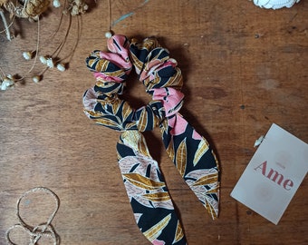 Scrunchie scrunchie with removable black bow and foliage and tropical bird print