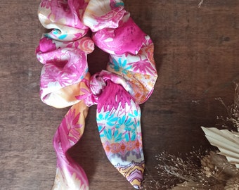 Pink scrunchie with multicolored print in vegetable silk viscose