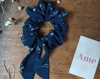 Navy blue scrunchie scarf with island and palm tree print