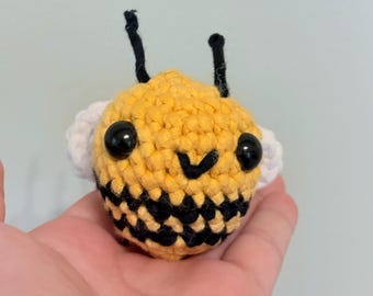 Malutka pluszowa pszczółka szydełkowa: Kawaii Amigurumi Pocket Companion