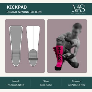 Könnte beinhalten: Digitales Schnittmuster für einen Kickpad. Das Bild zeigt einen pinkfarbenen Kickpad mit dem Wort "ZICK" in Schwarz. Das Muster ist für ein mittleres Niveau und ist Einheitsgröße. Das Format ist A4/US Letter.