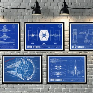 Peut inclure: Cinq impressions encadrées de plans de véhicules Star Wars, dont un Star Destroyer impérial, un TIE Fighter, un AT-AT Walker, un Faucon Millenium et un X-Wing Starfighter. Les impressions sont dans des cadres noirs.