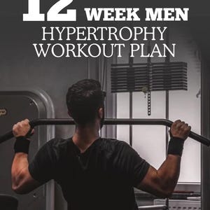 Puede incluir: Una persona vista desde atrás, haciendo ejercicio con una máquina de pesas. El texto en la parte superior dice "12 WEEK MEN HYPERTROPHY WORKOUT PLAN" en letras blancas. La persona lleva una camiseta negra y muñequeras.