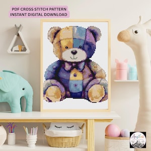 Könnte beinhalten: Ein PDF-Kreuzstichmuster als sofortiger digitaler Download mit einem verpixelten Teddybären im Patchwork-Design in Blau-, Lila- und Gelbtönen, der eine Fliege trägt und in einem hellen Holzrahmen auf einer weißen Fläche präsentiert wird.